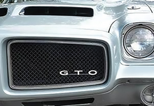 Load image into Gallery viewer, OER Zinc Diecast Front Grille Nameplate Emblem For 1971 Pontiac GTO Models
